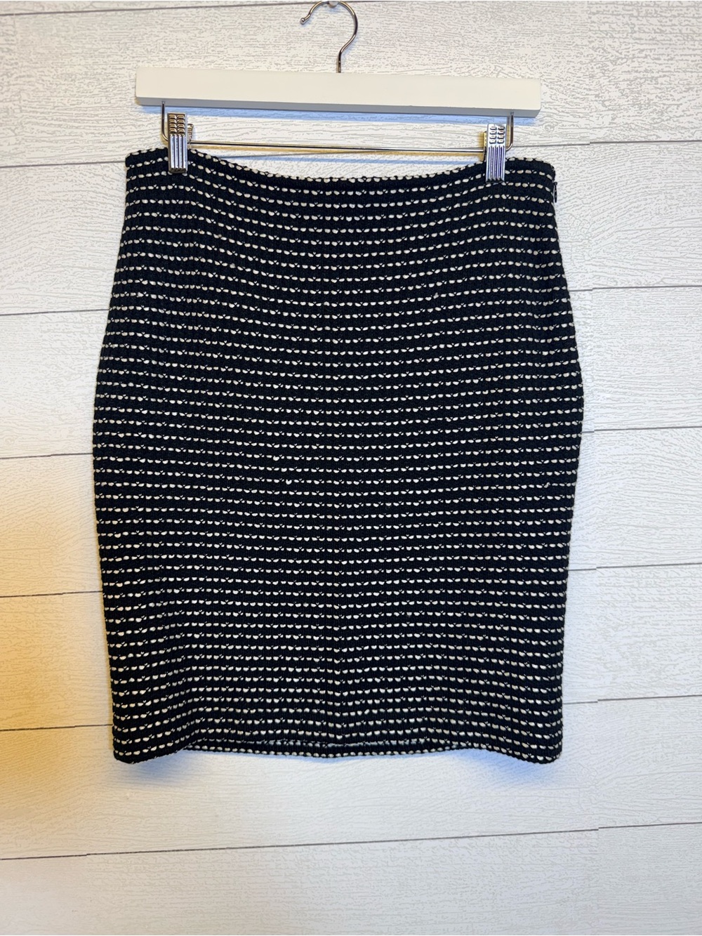 St. John Black & White Textured Skirt Wool Blend Size 6 office career wear